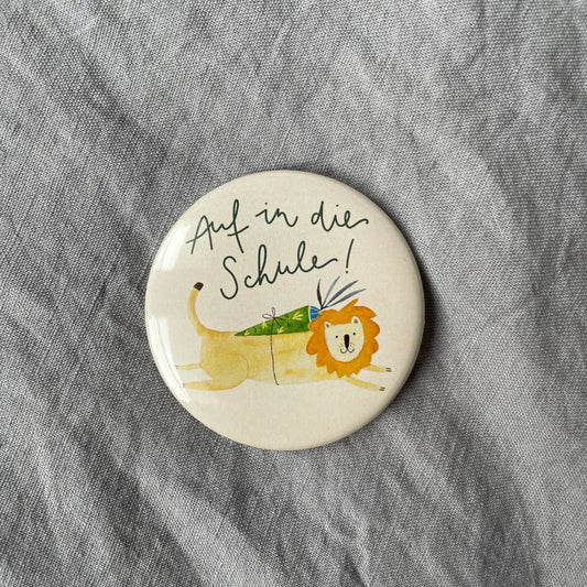 Hannahs Firlefanz – Button „Auf in die Schule - Löwe“ zur Einschulung