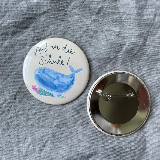 Hannahs Firlefanz – Button „Auf in die Schule Wal“ zur Einschulung