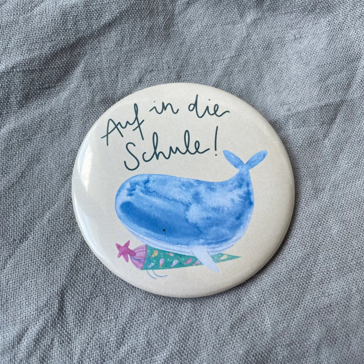 Hannahs Firlefanz – Button „Auf in die Schule Wal“ zur Einschulung