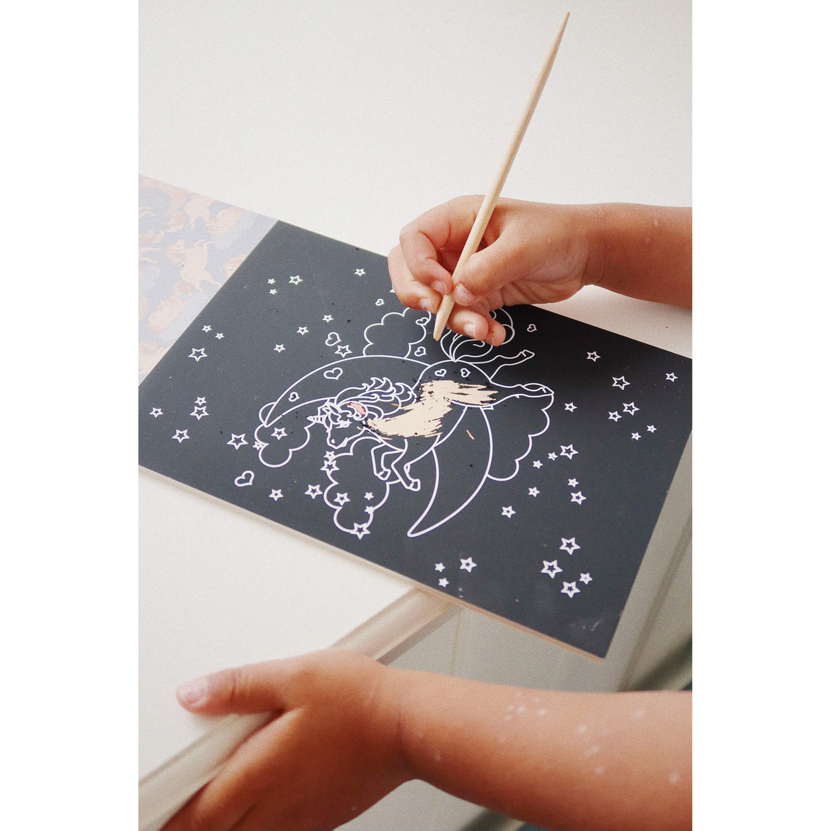 Konges Slojd – Kratzbuch „My Scratch Book FSC“ mit Bambusstift