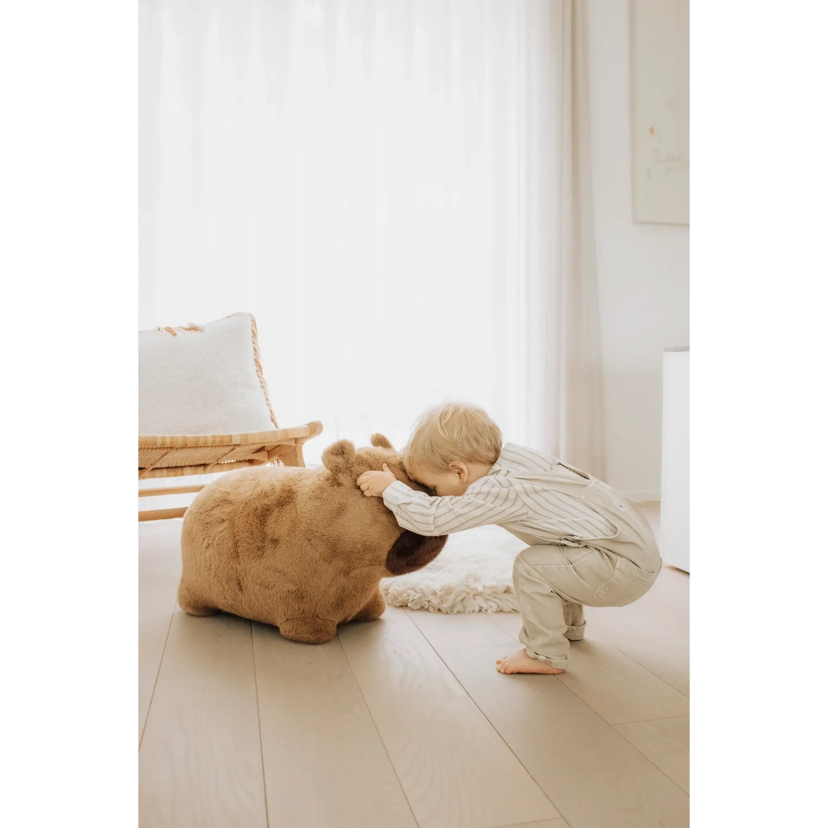 Wild & Soft – Hüpftier „Capybara“ aus Plüsch mit Pumpe, handgefertigt