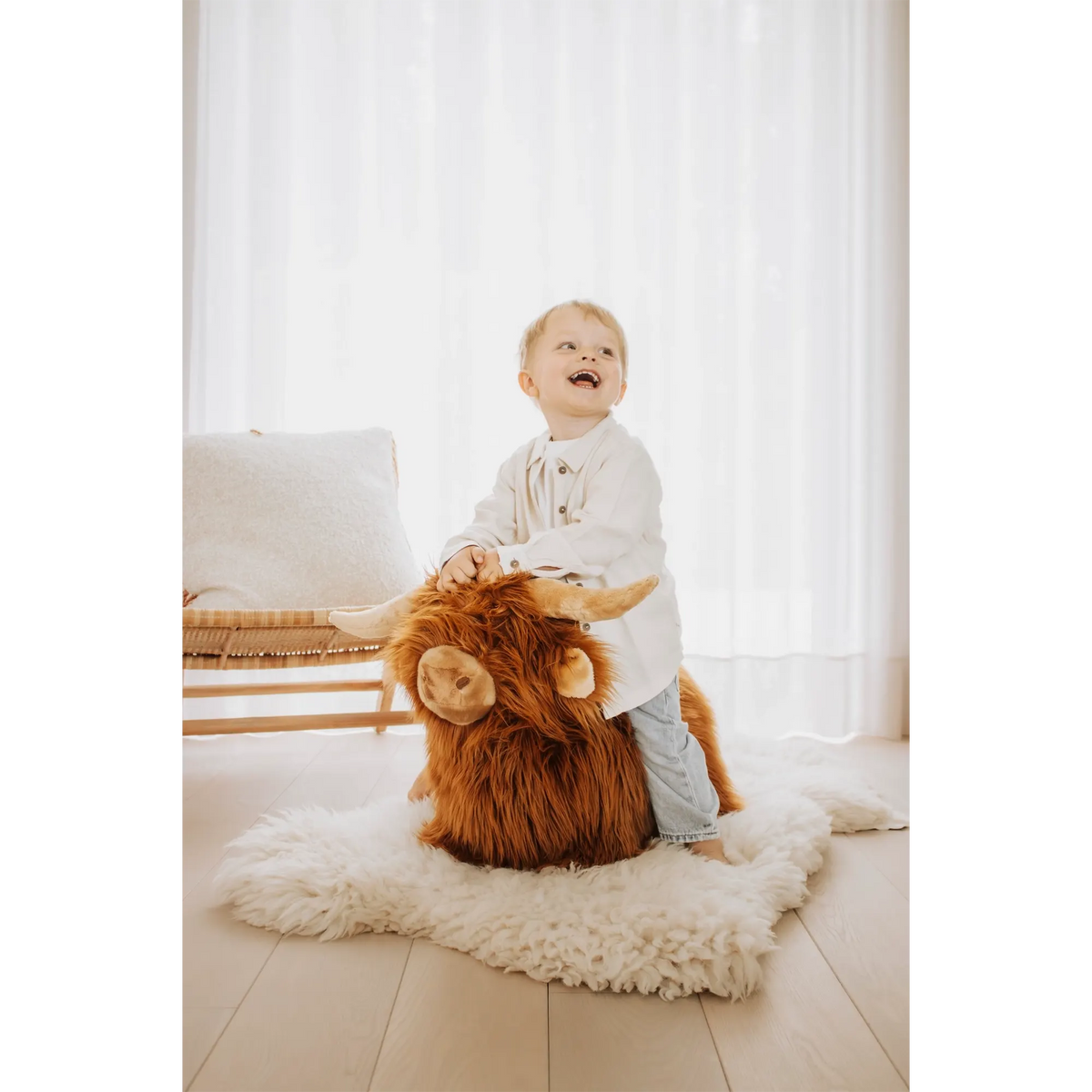 Wild & Soft – Hüpftier „Highland Cow“ aus Plüsch mit Pumpe, handgefertigt