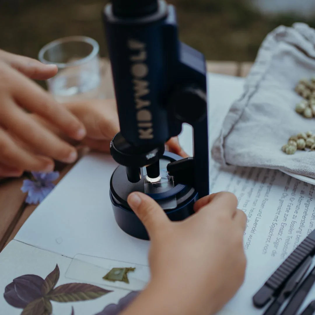 KIDYWOLF Kidymicroscope – Kinder Mikroskop mit 3 Zoomstufen & Licht