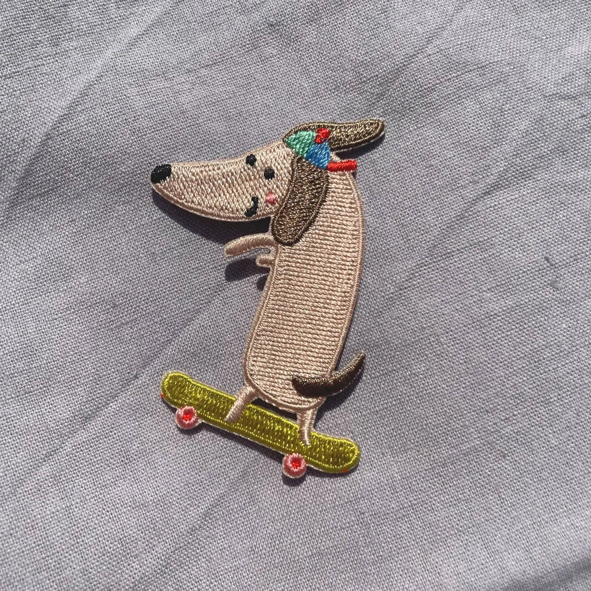 Hannahs Firlefanz – Bügelpatch „Dackel auf Skateboard“ zum Aufbügeln