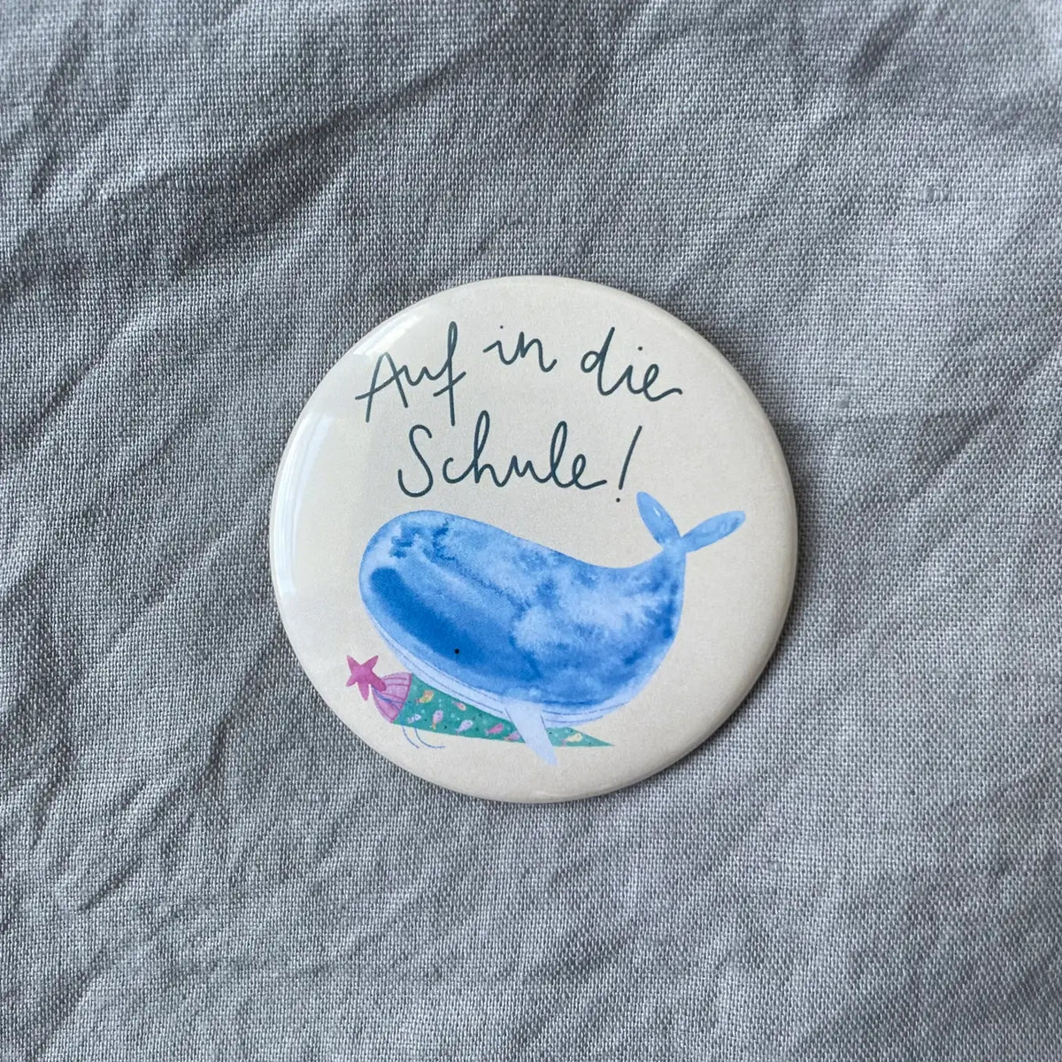 Hannahs Firlefanz – Button „Auf in die Schule Wal“ zur Einschulung