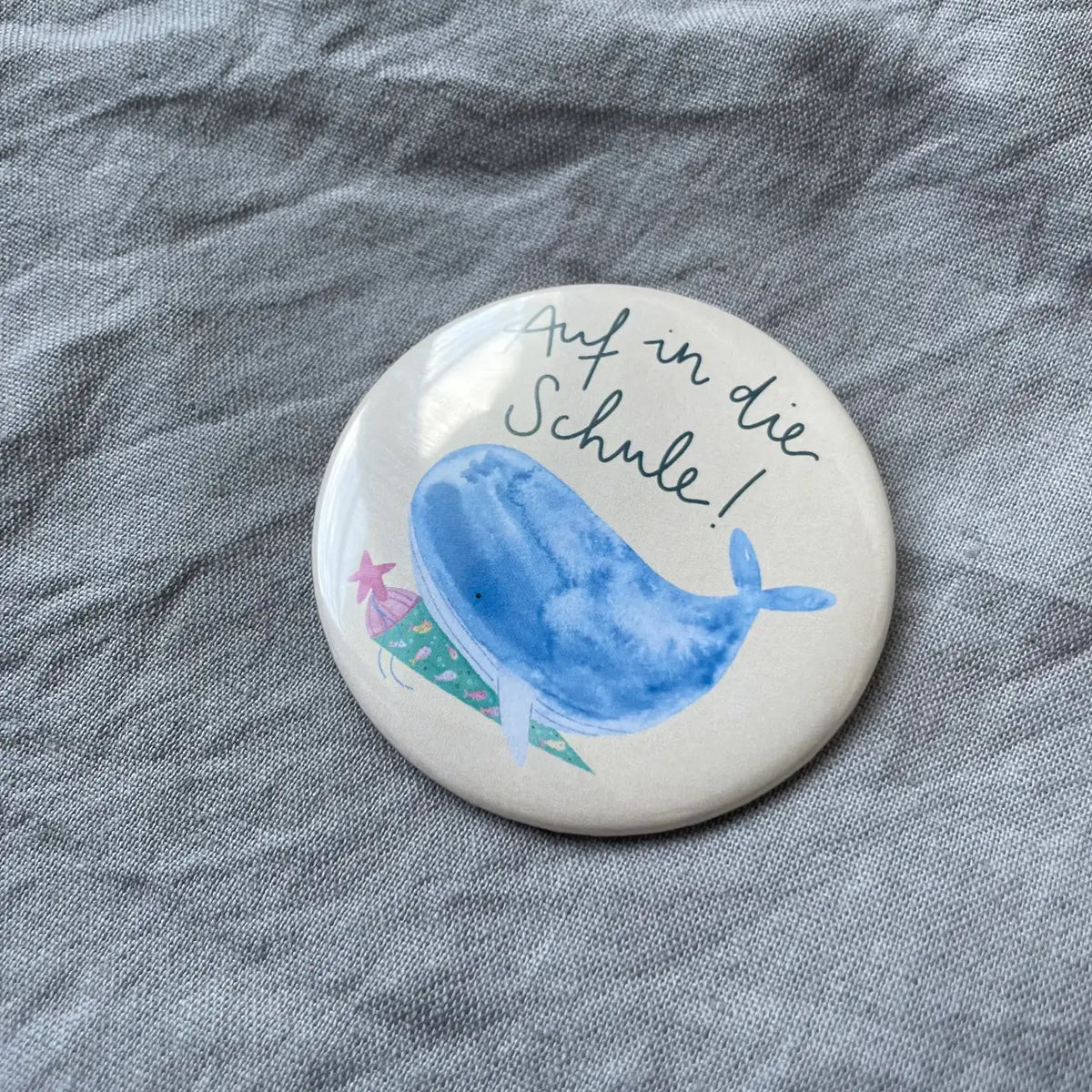 Hannahs Firlefanz – Button „Auf in die Schule Wal“ zur Einschulung