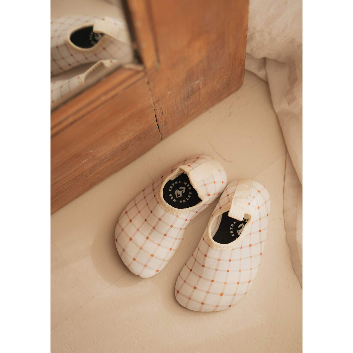 Mrs Ertha – Kinder Badeschuhe "Organic Squares", rutschfest