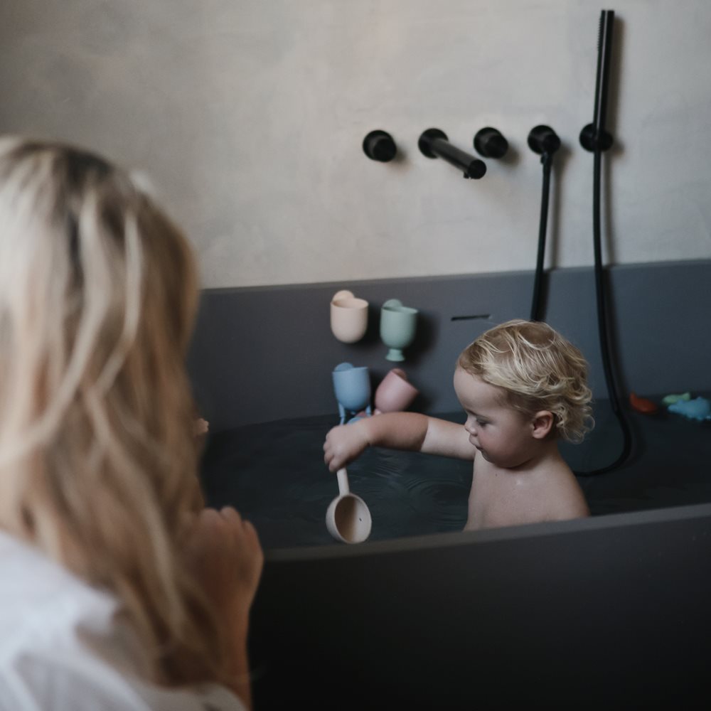 Mushie – Baby Badespielzeug für Badewanne  “Pour & Play”, 4-teilig