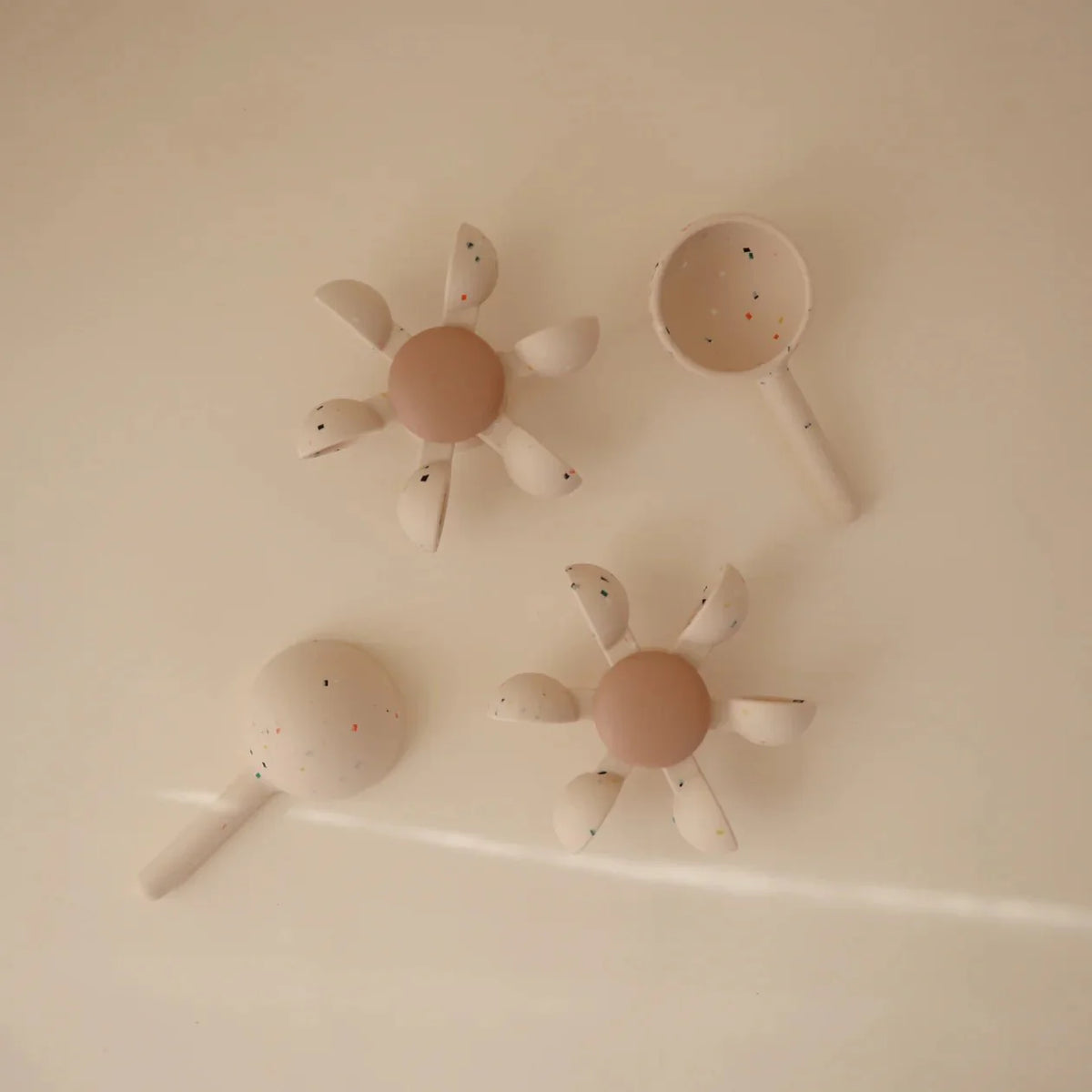 Mushie – Baby Badespielzeug für Badewanne “Water Wheel”, 2-teilig