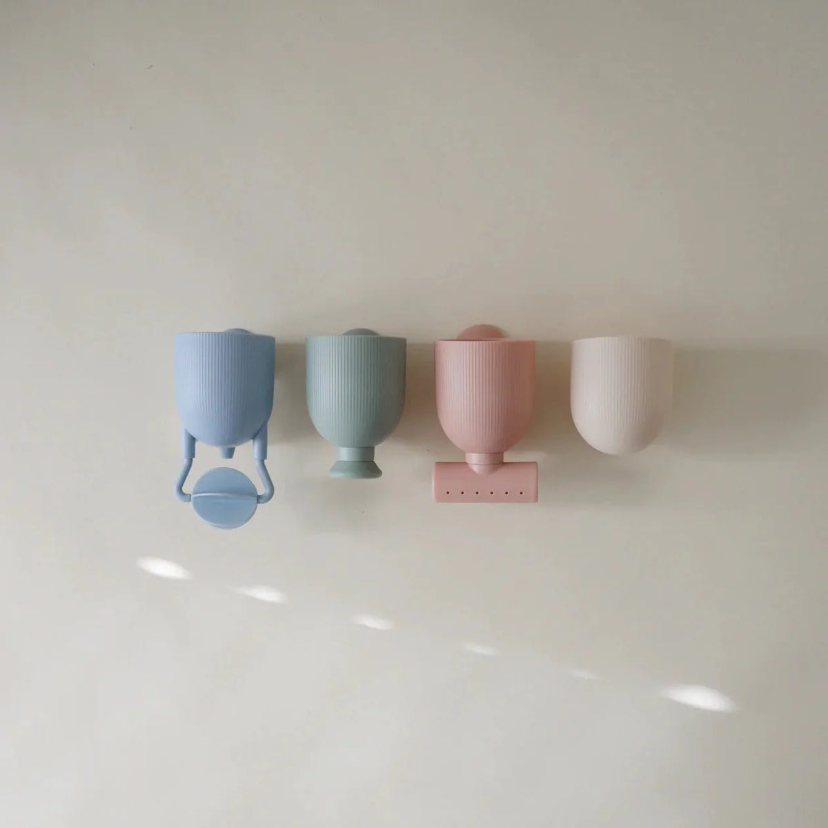 Mushie – Baby Badespielzeug für Badewanne  “Pour & Play”, 4-teilig