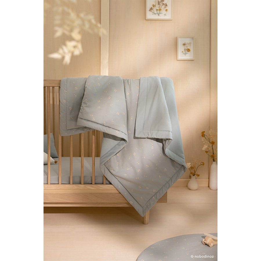Nobodinoz – Decke „Laponia Willow Soft Blue“ aus 100% Bio-Baumwolle