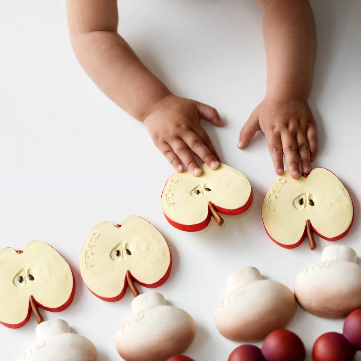 Oli & Carol - Beißring & Badespielzeug "Pepita the Apple"