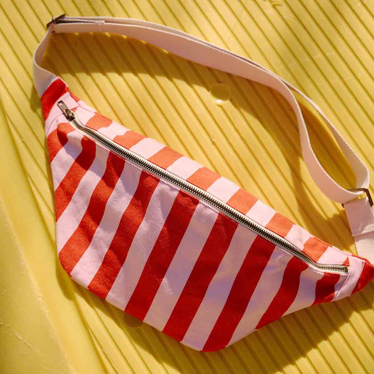 Rose in April - Bauchtasche, Gürteltasche "Tomato", Schultertasche