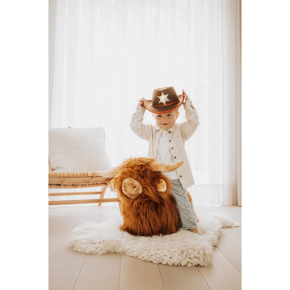 Wild & Soft – Hüpftier „Highland Cow“ aus Plüsch mit Pumpe, handgefertigt