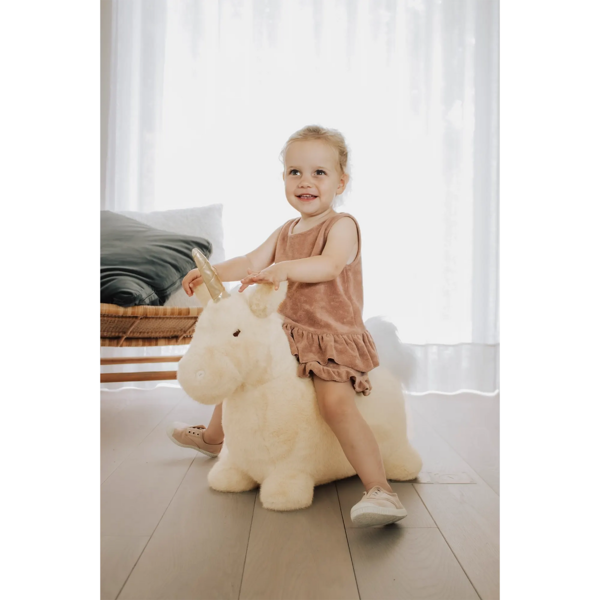 Wild & Soft – Hüpftier „Unicorn“ aus Plüsch mit Pumpe, handgefertigt