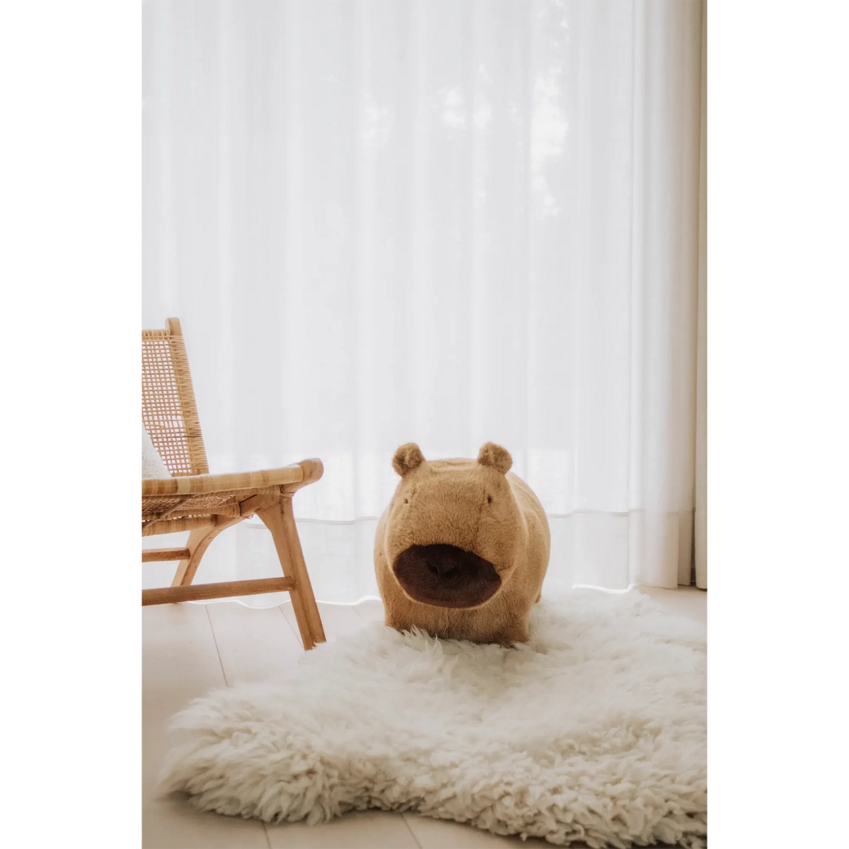 Wild & Soft – Hüpftier „Capybara“ aus Plüsch mit Pumpe, handgefertigt