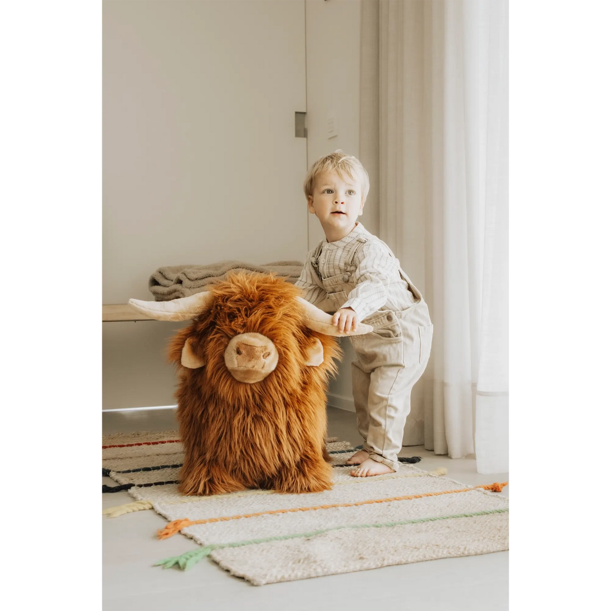 Wild & Soft – Hüpftier „Highland Cow“ aus Plüsch mit Pumpe, handgefertigt