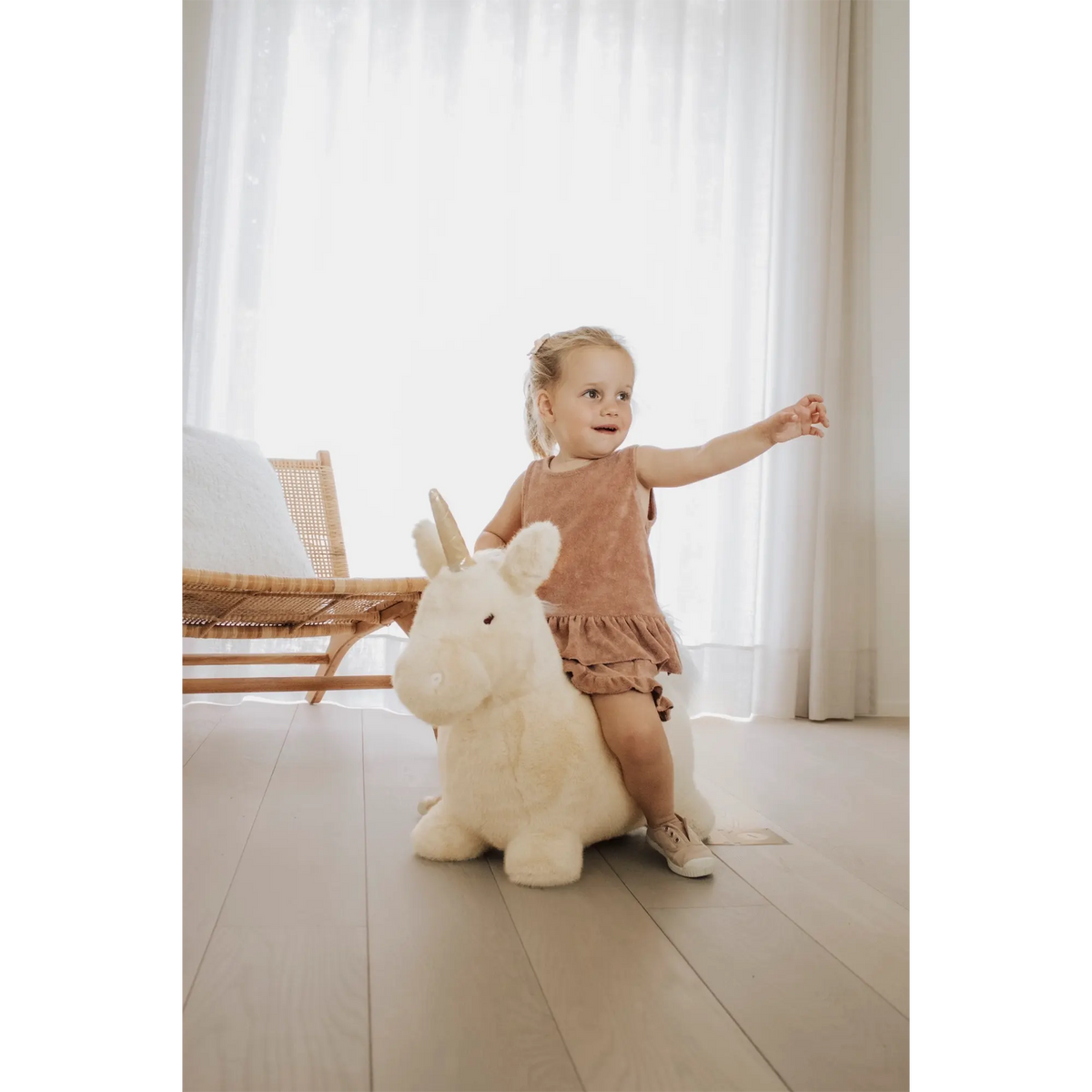 Wild & Soft – Hüpftier „Unicorn“ aus Plüsch mit Pumpe, handgefertigt