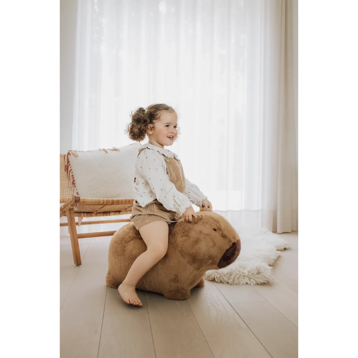 Wild & Soft – Hüpftier „Capybara“ aus Plüsch mit Pumpe, handgefertigt