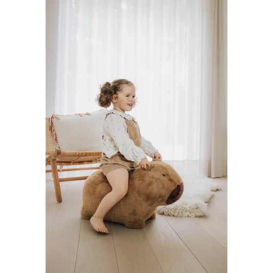 Wild & Soft – Hüpftier „Capybara“ aus Plüsch mit Pumpe, handgefertigt